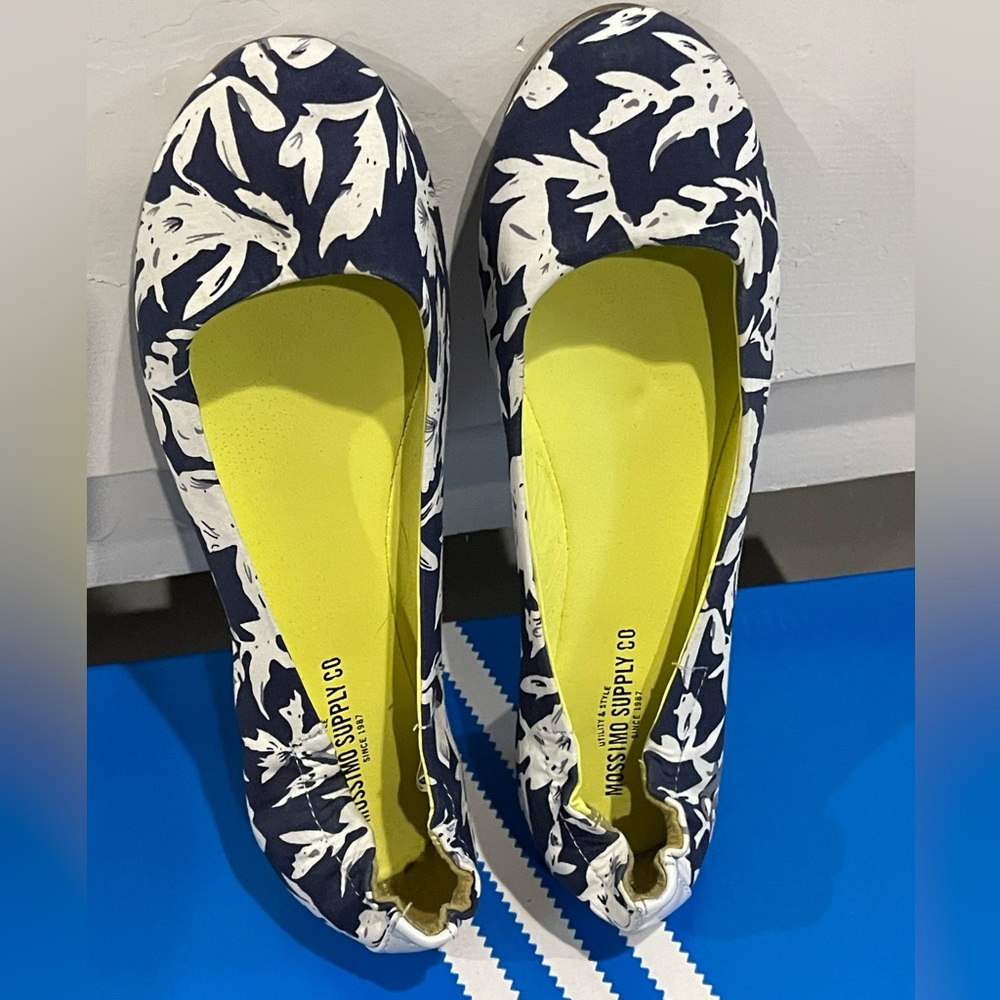 Mossimo Flower print flats